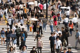 查尔莫斯：詹姆斯会把装备摆地上让人绕行 拖布：他还有专属座位~